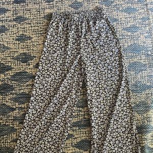 Cute H&M flowy lightweight floral pants!